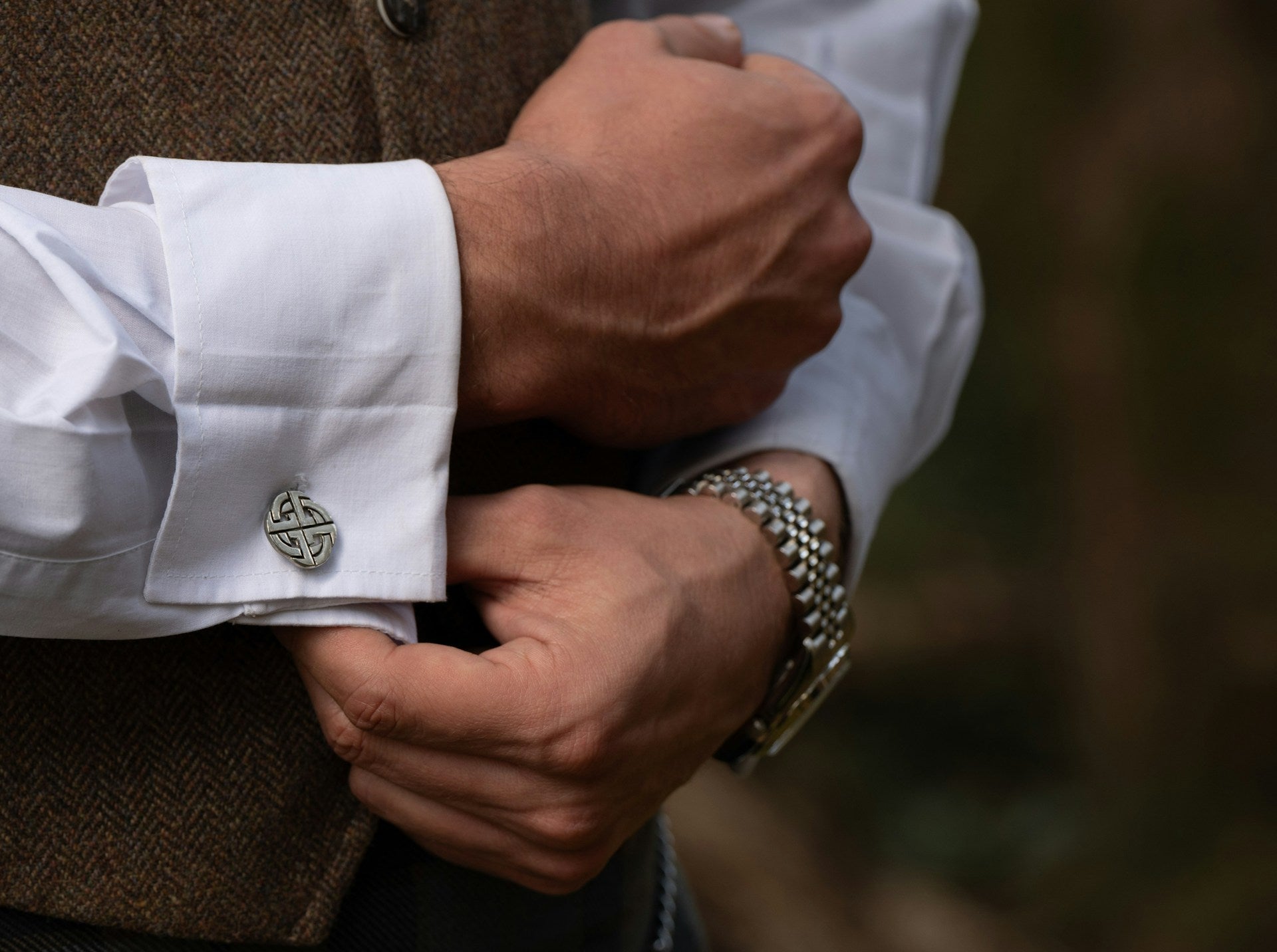 Unleash Your Fashion Sense with Cufflinks: When and How to Wear Them